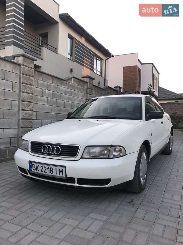 Седан Audi A4 1996 в Ровно