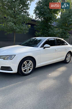 Седан Audi A4 2015 в 