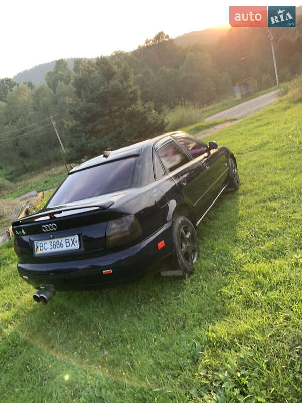 Седан Audi A4 1996 в Стрілках