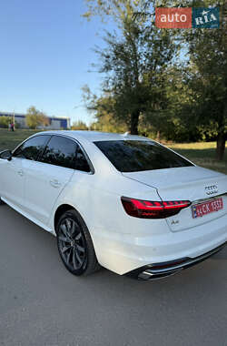 Седан Audi A4 2020 в 