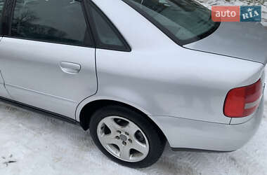 Седан Audi A4 2000 в 