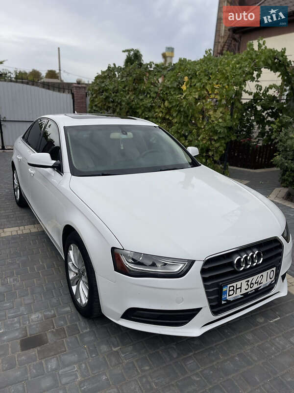 Седан Audi A4 2012 в Ананьеве