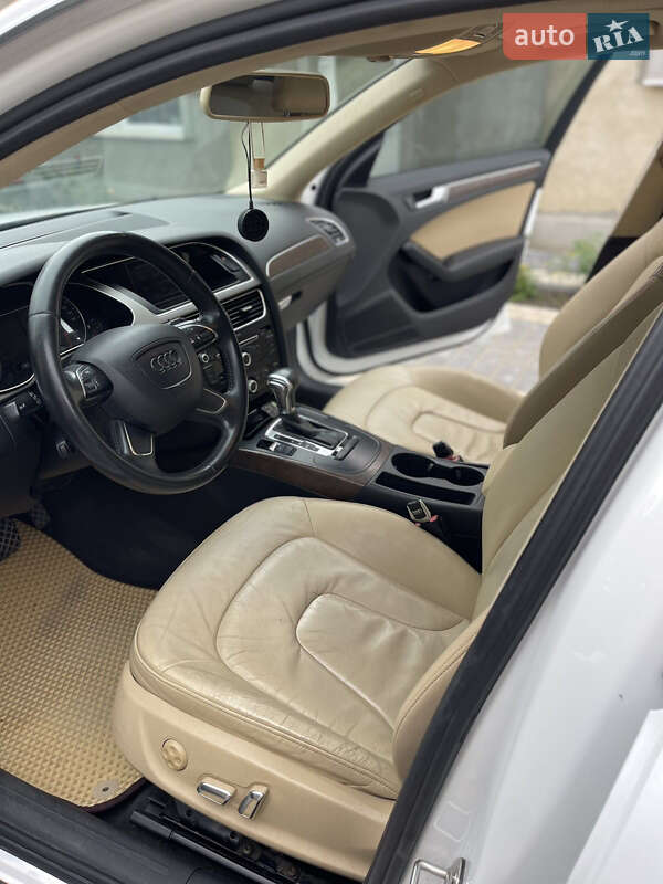 Седан Audi A4 2012 в Ананьеве