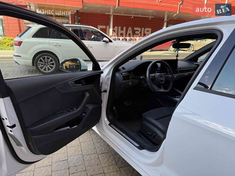 Седан Audi A4 2023 в Львове