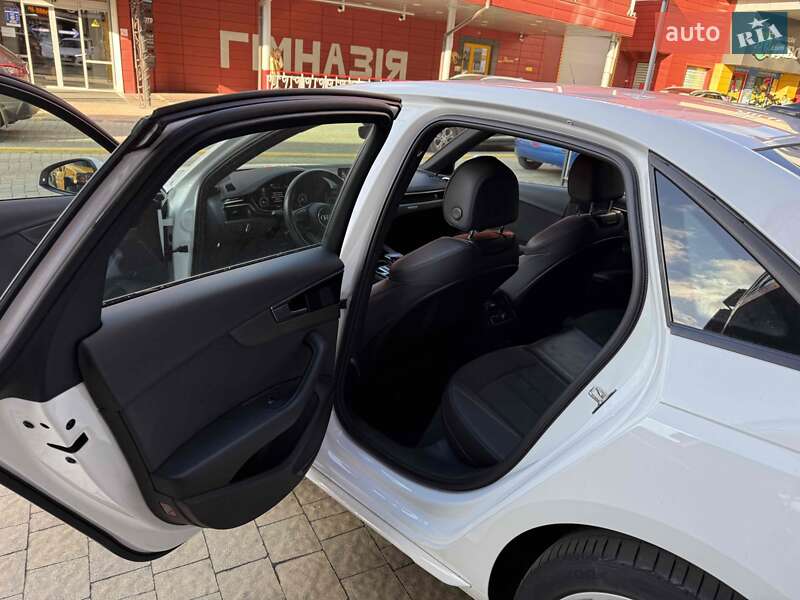 Седан Audi A4 2023 в Львове