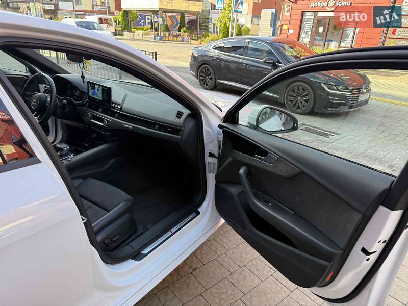 Седан Audi A4 2023 в Львове