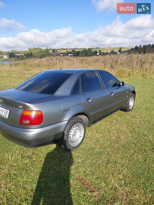 Седан Audi A4 1995 в Остроге