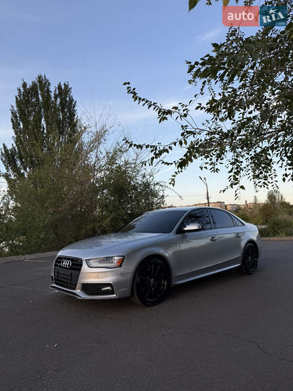 Седан Audi A4 2014 в Кривом Роге