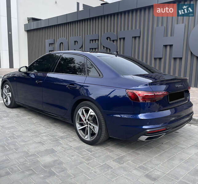 Седан Audi A4 2022 в Виннице