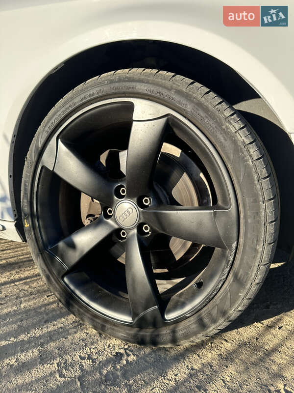 Седан Audi A4 2015 в Ровно