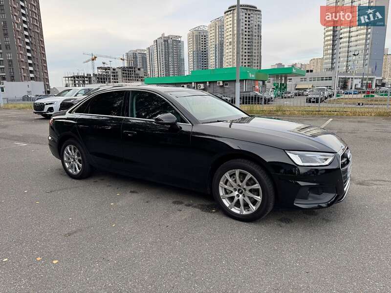 Седан Audi A4 2022 в Киеве