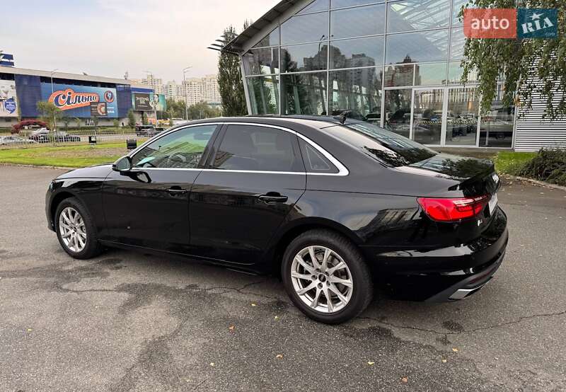 Седан Audi A4 2022 в Киеве