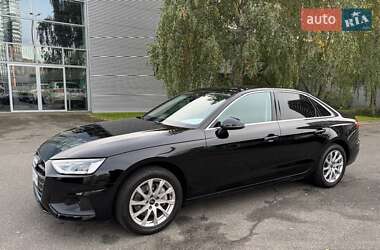 Седан Audi A4 2022 в 