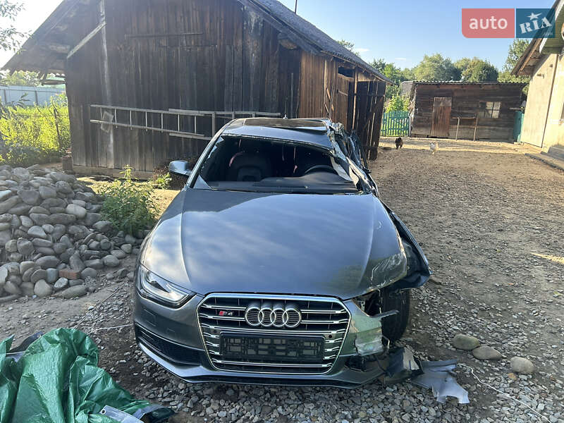 Седан Audi A4 2015 в Ивано-Франковске