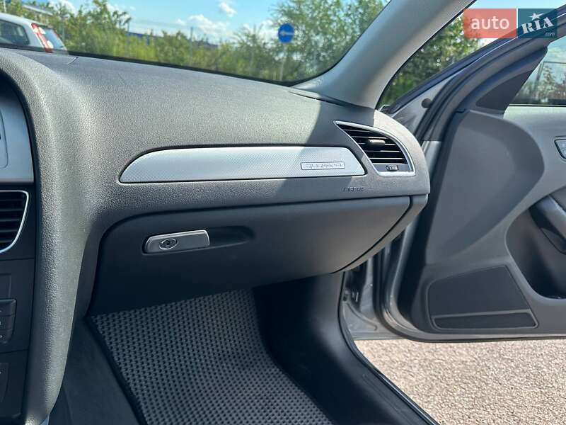Седан Audi A4 2010 в Ровно
