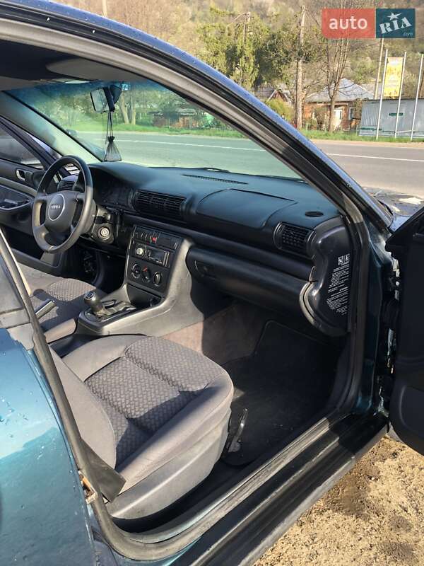 Седан Audi A4 1995 в Косові