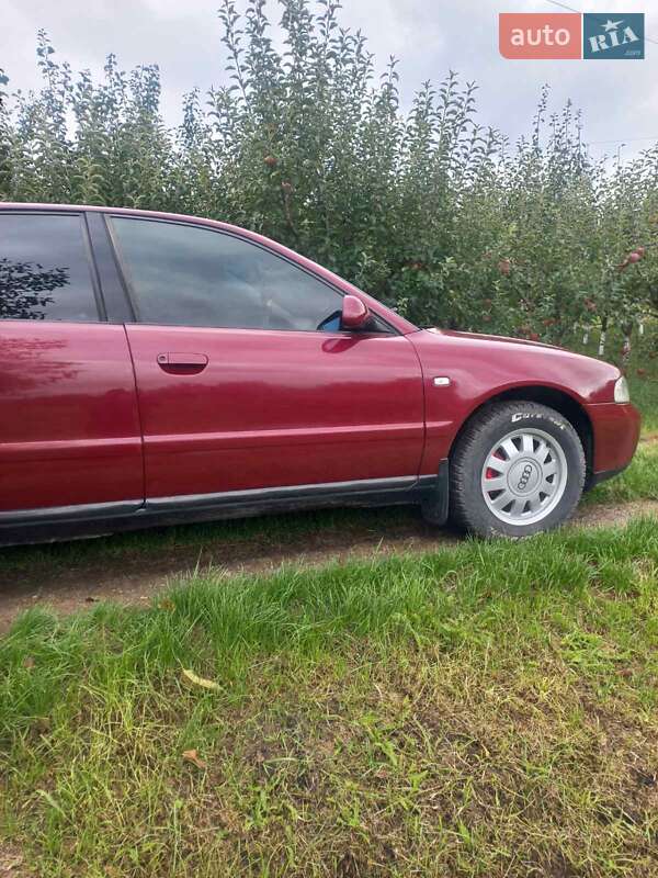 Седан Audi A4 1999 в Кельменцах