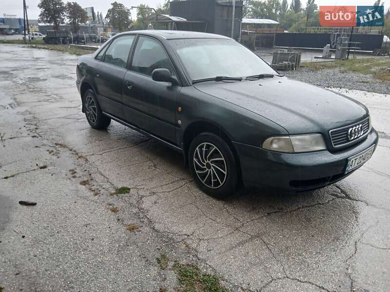 Седан Audi A4 1996 в Хотине