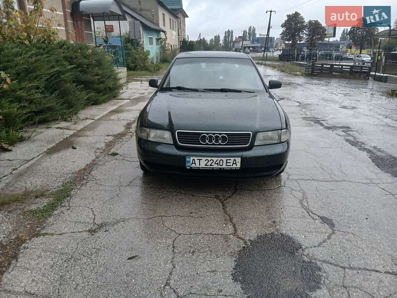 Седан Audi A4 1996 в Хотине