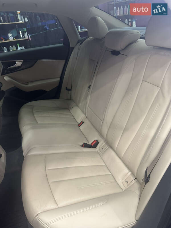 Седан Audi A4 2017 в Киеве