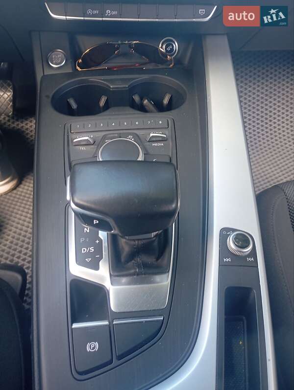 Седан Audi A4 2018 в Буче