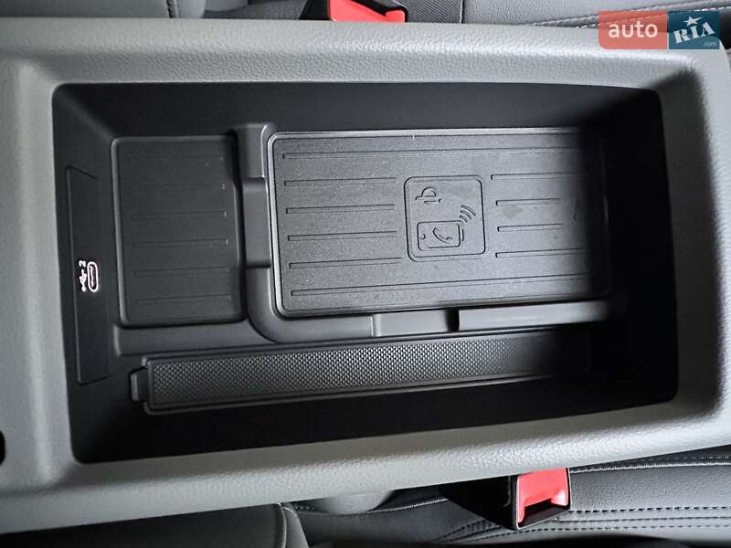 Седан Audi A4 2024 в Львове