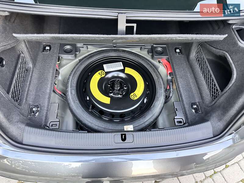 Седан Audi A4 2024 в Львове