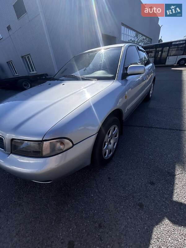 Седан Audi A4 1998 в Бабинцам