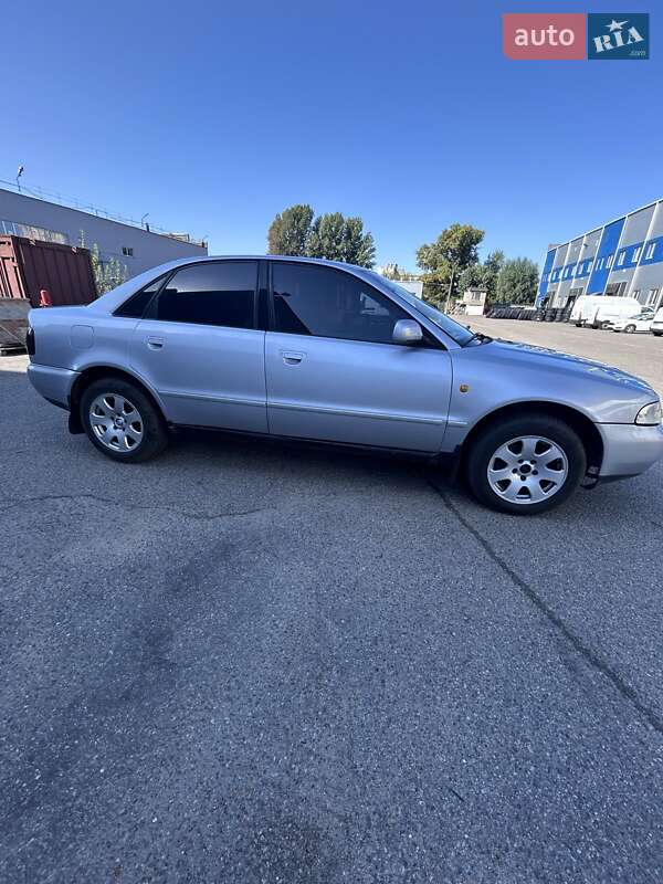 Седан Audi A4 1998 в Бабинцам