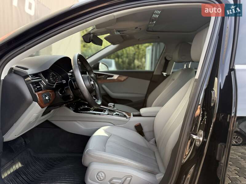Седан Audi A4 2022 в Львове