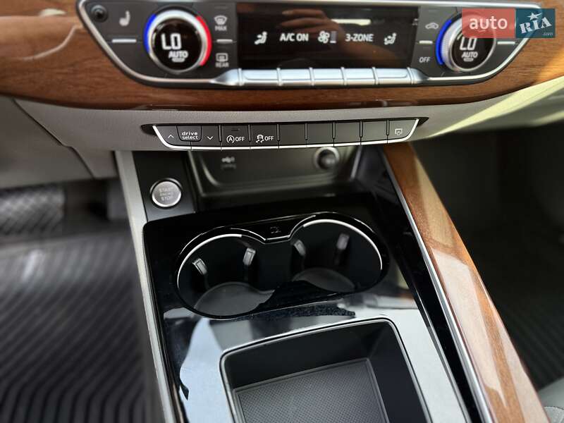 Седан Audi A4 2022 в Львове