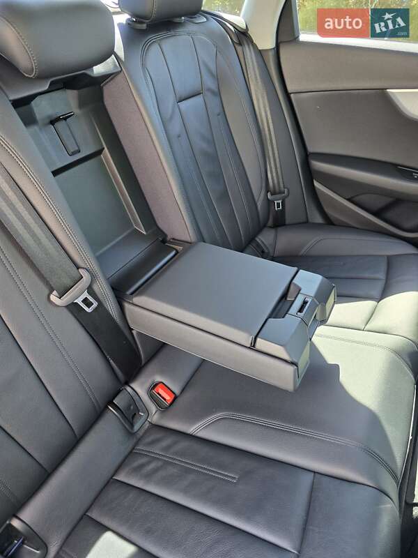 Седан Audi A4 2017 в Киеве