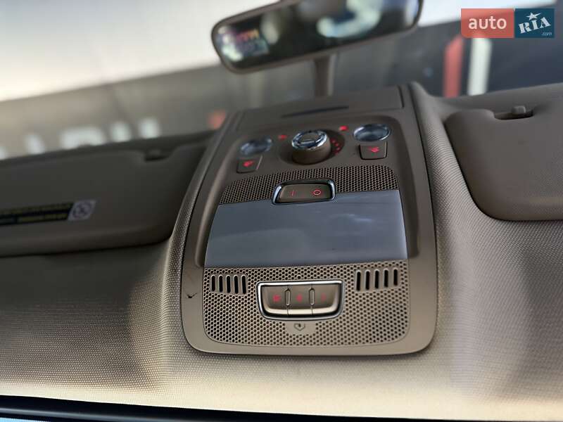 Седан Audi A4 2014 в Львові