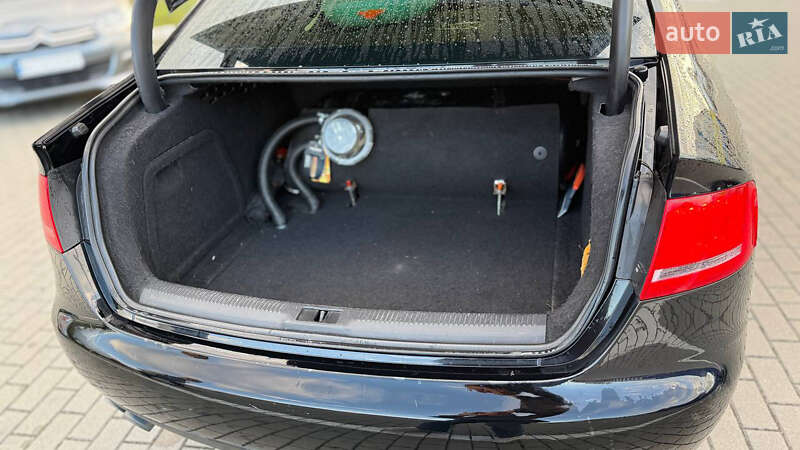 Седан Audi A4 2011 в Львове