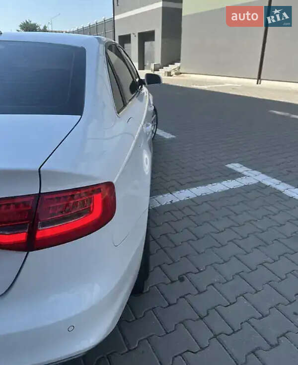 Седан Audi A4 2015 в Львове