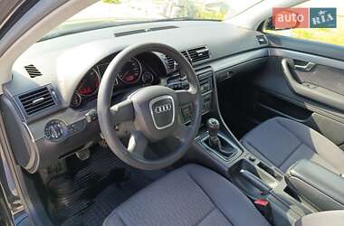 Седан Audi A4 2004 в  фото 2 Седан Audi A4 2004 в