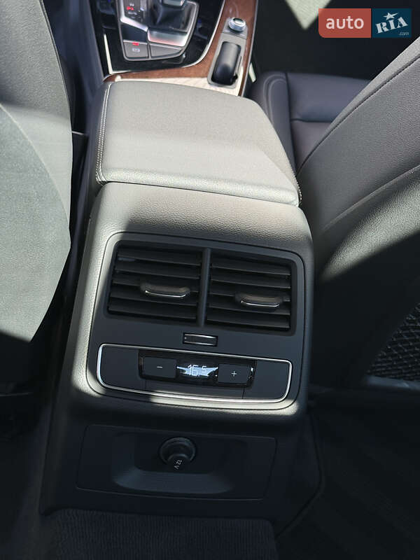 Седан Audi A4 2021 в Чернівцях