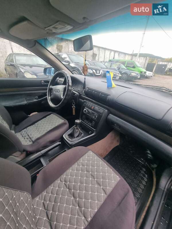 Седан Audi A4 1995 в Кременці