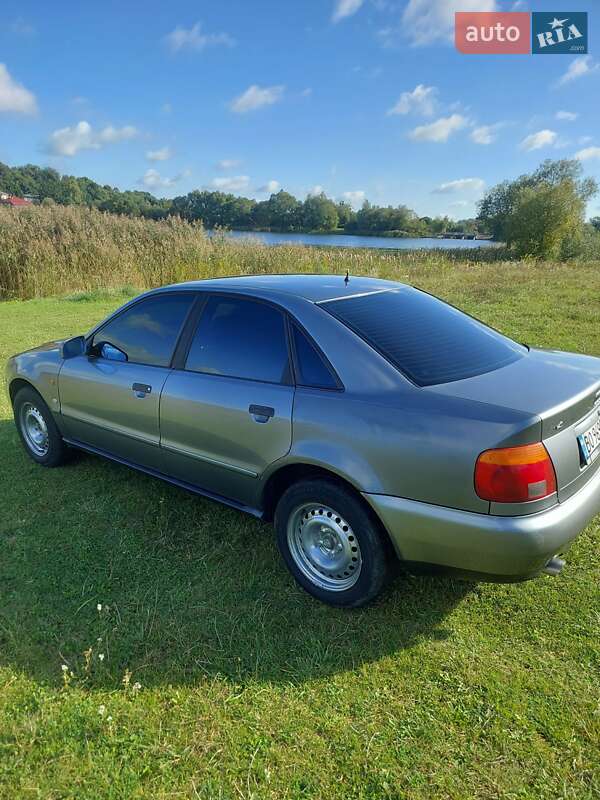 Седан Audi A4 1995 в Остроге