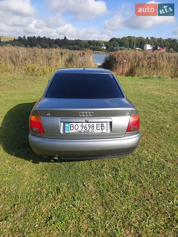 Седан Audi A4 1995 в Остроге