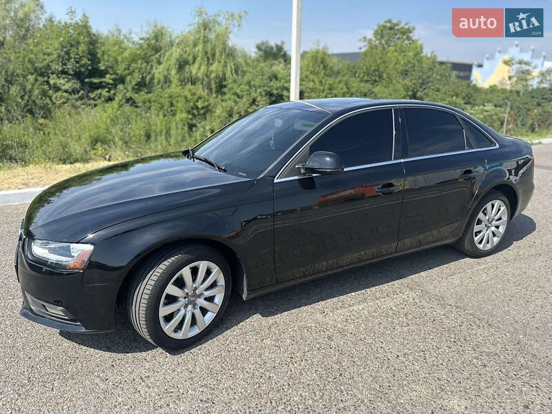 Седан Audi A4 2012 в Чернівцях