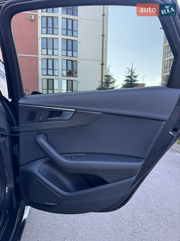 Седан Audi A4 2018 в Ровно