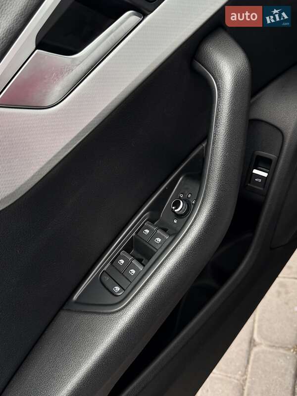 Седан Audi A4 2016 в Львове