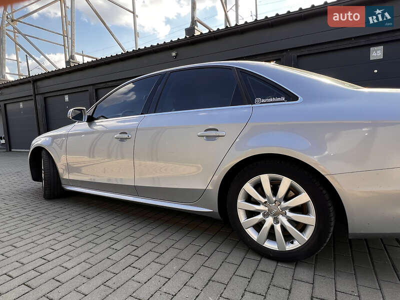 Седан Audi A4 2015 в Львові