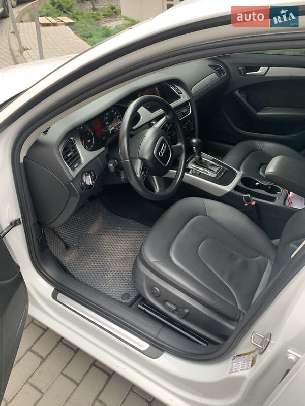 Седан Audi A4 2011 в Львові