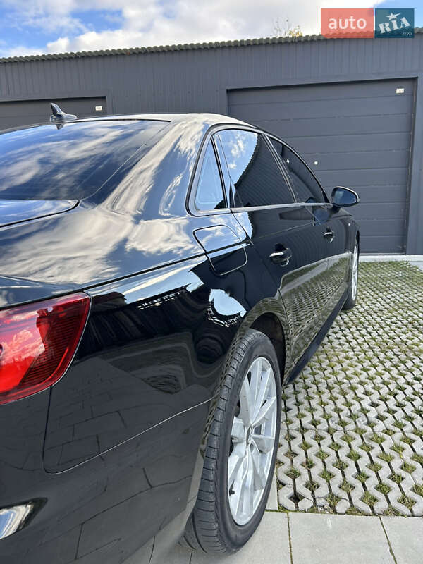 Седан Audi A4 2018 в Самборе