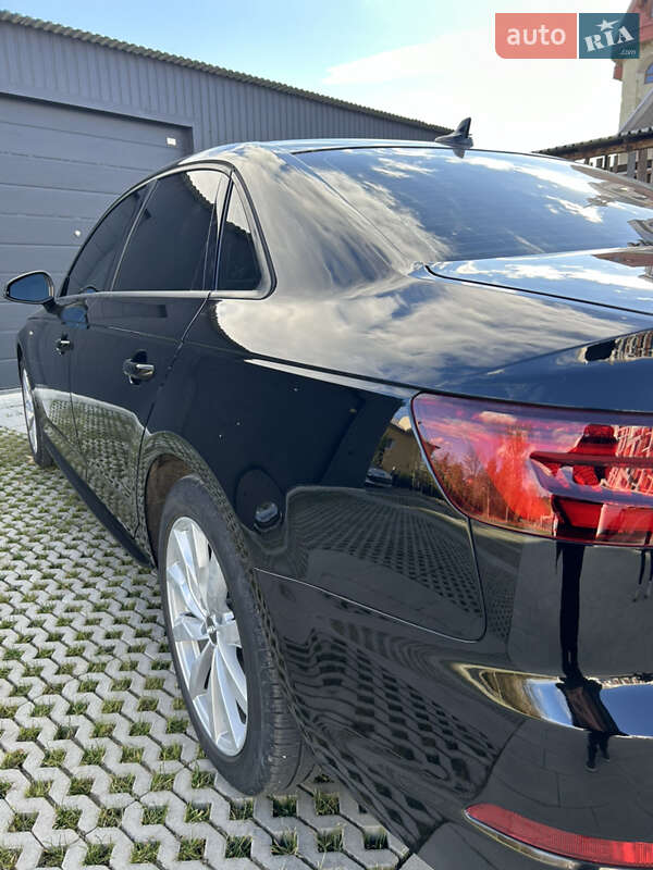 Седан Audi A4 2018 в Самборе