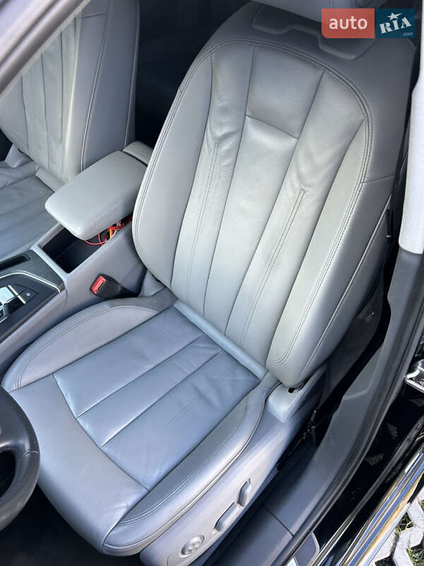 Седан Audi A4 2018 в Самборе