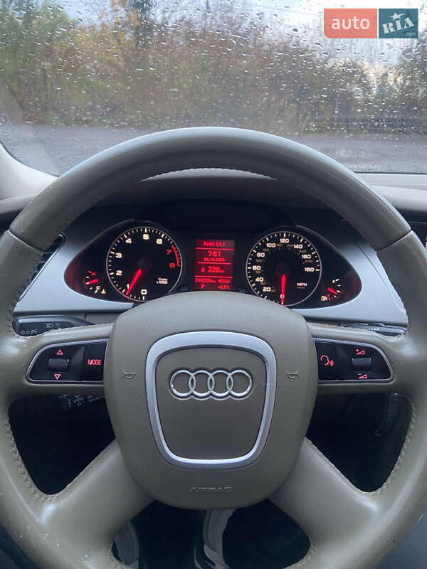 Седан Audi A4 2011 в Львові
