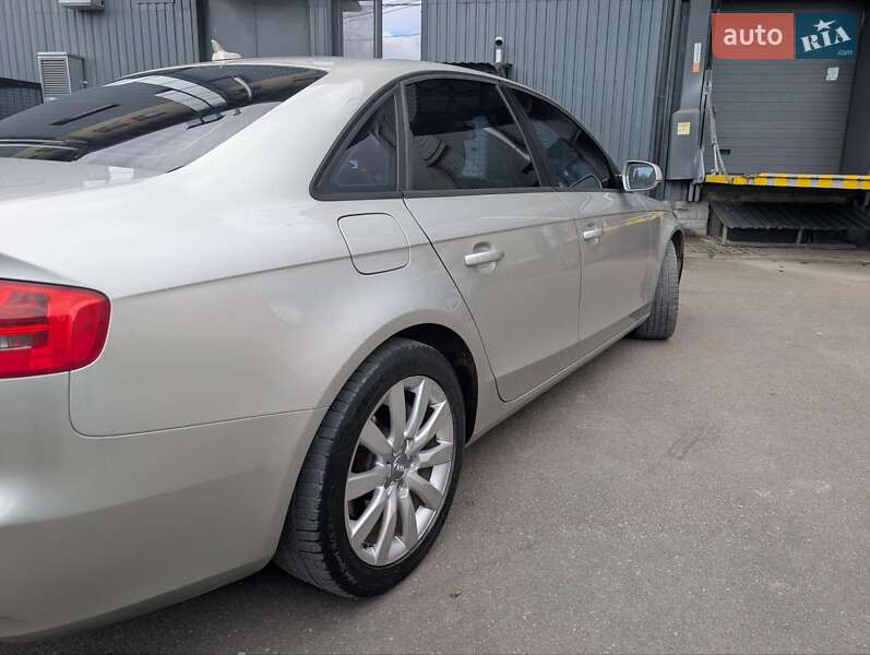 Седан Audi A4 2013 в Ивано-Франковске